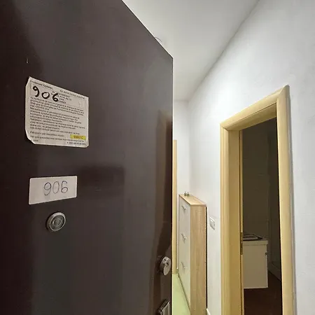 1 Bedroom 906 Apartment *